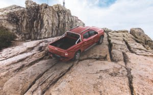 Camioneta Maxus T60 roja escalando una montaña