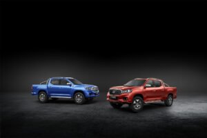 Camionetas Maxus T60 azul y roja en fondo negro