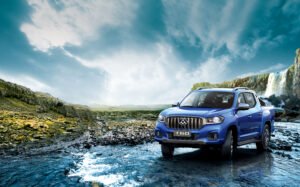 Camioneta Maxus T60 azul con naturaleza de fondo