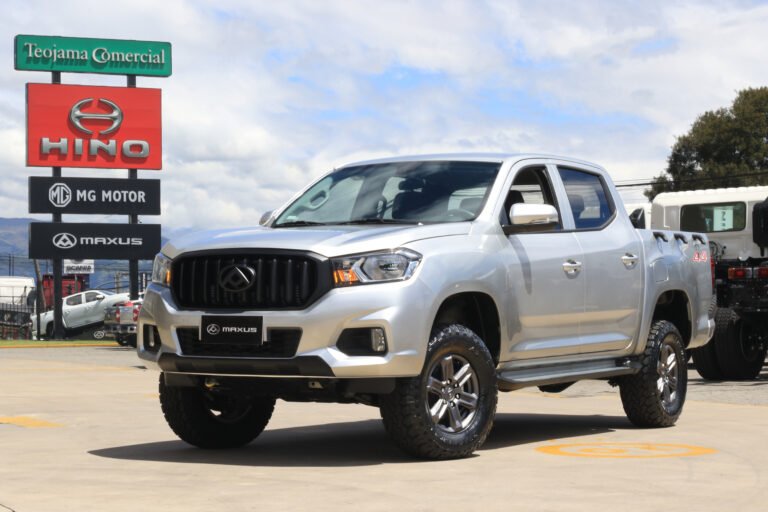 Camioneta Maxus T60 junto con el logo de Teojama Comercial